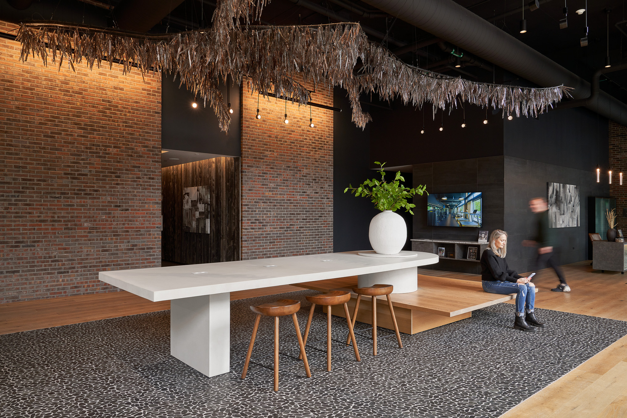 Icon Modern | Community Tables